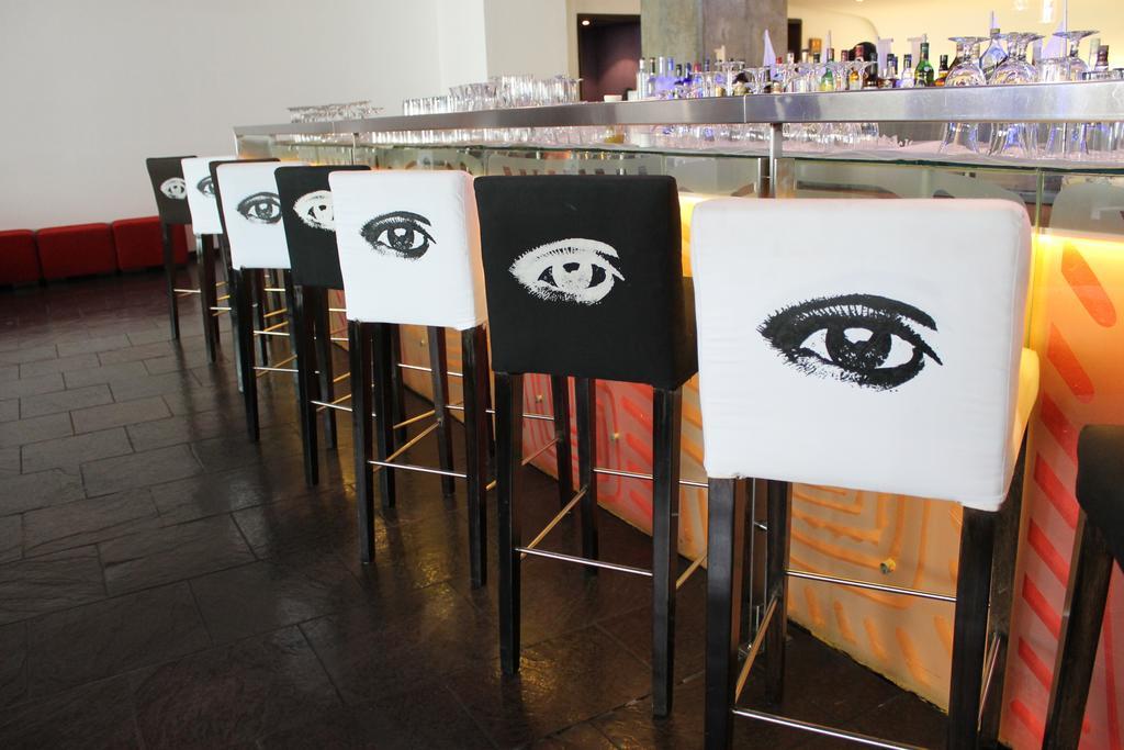 Decapolis Hotel Panama City Exterior photo Bar stools with images of eyes